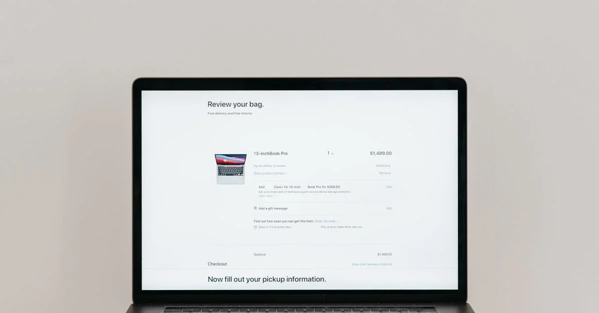 Ordinateur portable minimaliste affichant un écran de paiement en ligne sur fond blanc, idéal pour un contexte technologique.